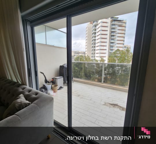 דלת הזזה מאלומיניום עם מסגרת זכוכית במרפסת